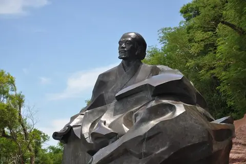 明朝诗人汤显祖，以刚正不阿闻名，这诗体现浓厚的人生哲学观